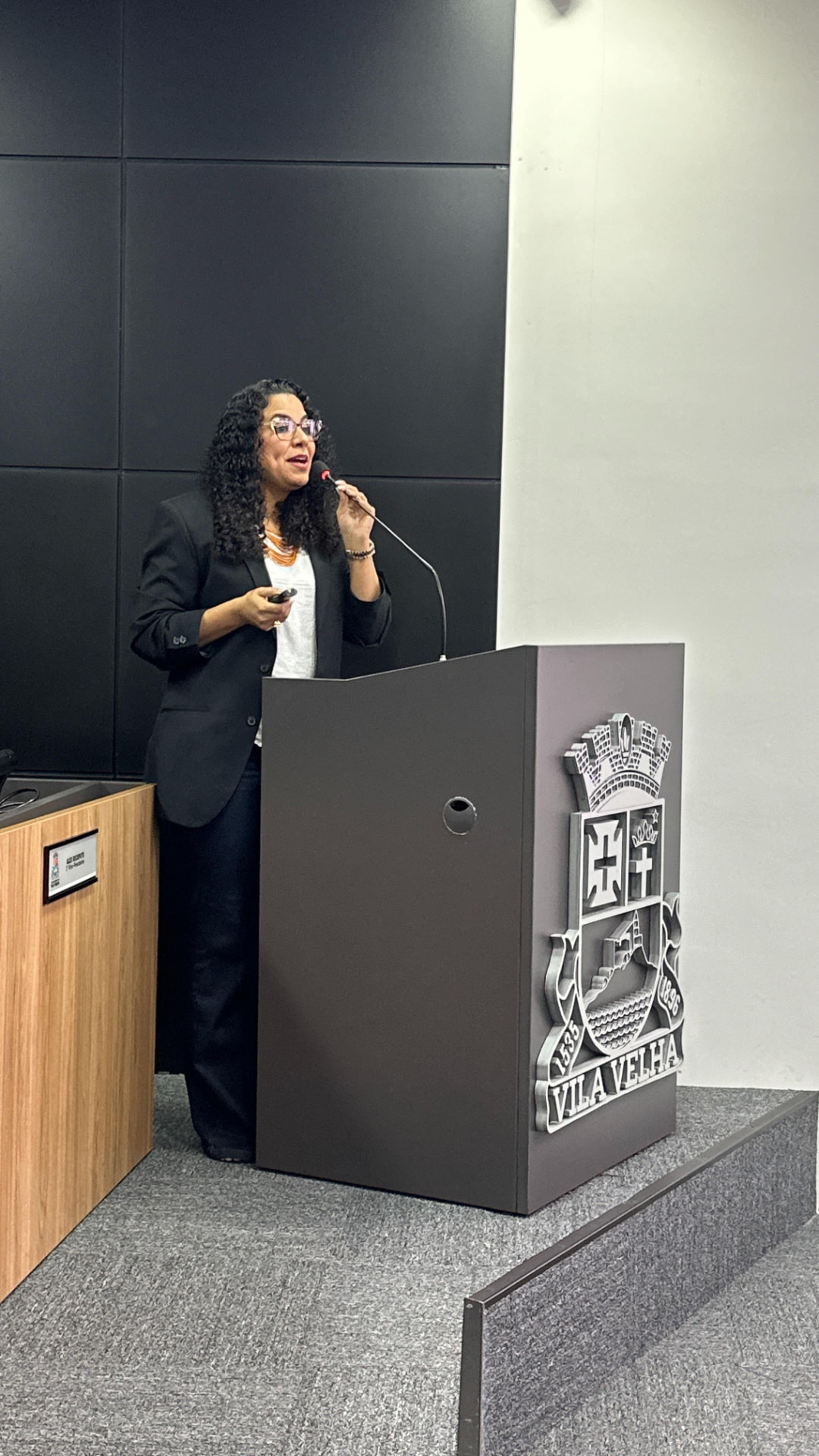 Larissa Bazilio ministrando uma palestra em Vila Velha